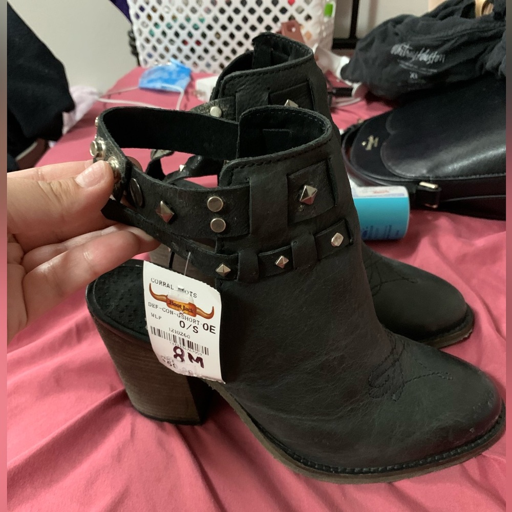 NWT Circle G Western booties